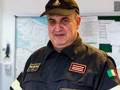 A coordinare i lavori c'� il capo turno Vito Longo. �Per ogni chiamata dobbiamo essere pronti a prendere una decisione in pochi istanti - puntualizza Vito -. In un battito di ciglia � necessario stabilire quali uomini e mezzi adoperare�