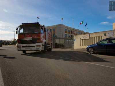 L'attuale sede del comando provinciale � in via Tupputi, nel rione Mungivacca. Proprio mentre ci apprestiamo ad attraversare l'ingresso principale vediamo uscire un'autopompa. Per una volta per� non si tratta di un'emergenza, bens� di un'esercitazione: sotto il parabrezza del veicolo c'� infatti la scritta "scuola guida"