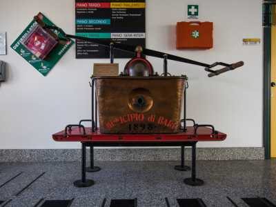 Varchiamo l'accesso dell'edificio ritrovandoci tra due cimeli: una pompa fissa ramata del 1898...