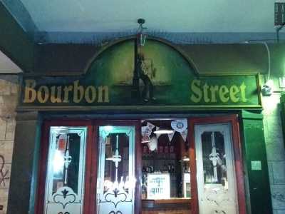 Ci dirigiamo ora sull�estramurale Capruzzi, dove all�angolo con viale Salandra si trova il Bourbon Street, aperto nel 1998. Il nome rimanda a una famosa via di New Orleans caratterizzata dai jazz club con musica dal vivo