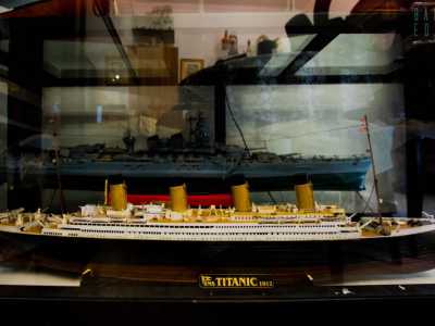 Nella sua abitazione � possibile ammirare, tra le altre, copie perfette del Titanic...