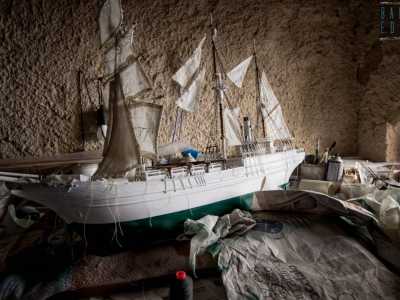 � alle prese con la costruzione di una nave bianca e verde con le vele spiegate: la gloriosa �Stella del mare del Duca degli Abruzzi�, di fine 800
