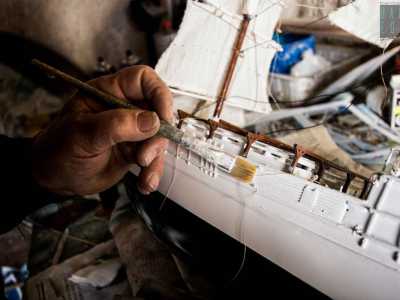 �Questo modellino � caduto per terra e si � spaccato � sbotta Meuccio � adesso lo sto rifacendo completamente. � un lavoraccio, considerato che per realizzare queste navi in miniatura ci vogliono circa cinque mesi�