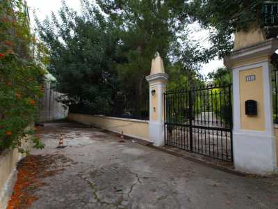 Sulla nostra destra notiamo per� un piccolo e armonioso cancello circondato dagli alberi e racchiuso tra due pilastri di color giallo. Capiamo quindi di essere arrivati al cospetto della villa pi� �segreta� di Bari