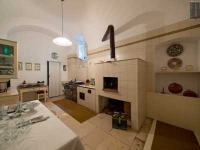 Qui gli ambienti sono pi� moderni, anche se scorci ottocenteschi li troviamo nella cucina...