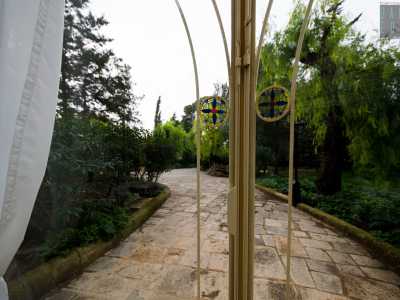 Da questo punto, comodamente seduti, si pu� contemplare l�imponente parco che circonda Villa Lucae: un angolo di paradiso situato �sotto� due delle arterie pi� trafficate della citt�, celato agli occhi degli ignari baresi