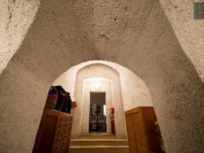 ...e soprattutto nella piccola cantina completamente in pietra e dal soffitto voltato...
