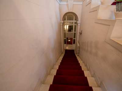 Non abbiamo per� il permesso per visitare le stanze chiuse dietro le bianche porte che si affacciano sull�atrio, per questo riscendiamo per andare a percorrere le due scalinate pi� piccole situate ai lati di quella maggiore che conducono al piano inferiore della villa