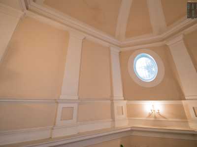 ...e le pareti sono tutto uno scandirsi preciso di lesene issate su basamenti quadrati ed aperture ad arco impostate su robusti pilastri e spesse trabeazioni