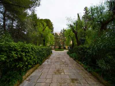 Camminando sulle grandi basole in pietra scura del pavimento...