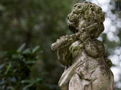 ...e statuette di putti intenti a suonare flauti o piccole cornucopie