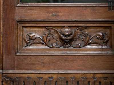 Due portoni, il primo giallo e il secondo in legno scuro segnato da piccole maschere apotropaiche, ci permettono di avere accesso all�interno, l� dove ci attende una grande sorpresa