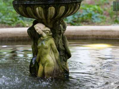 E superata la grande vasca centrale l� dove l�acqua sgorga da un catino decorato sorretto da sinuose figure femminili dai panneggi appena visibili...
