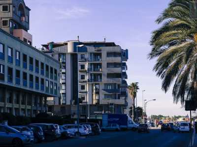 Le basse palazzine sulla sinistra lasciano il posto a un moderno complesso residenziale