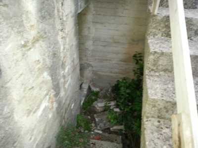 Convento di via delle Murge: uno degli ingressi ostruito dai detriti e dalla vegetazione spontanea
