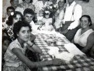 Alla famiglia di Vito fu assegnato il numero 10. �L� si trovava la stanza 26 che spartivamo con mia cugina Maria, suo marito Giovanni e i loro sette figli. Un panno scorrevole fungeva da parete divisoria�. 