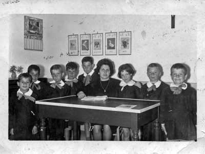 In fondo alla via era ubicata infine la scuola elementare. �Mia Zia Tina, che abitava a Torre Tresca, faceva la bidella�, precisa Vito, che ci mostra una foto d�epoca che ritrae una maestra con alcuni alunni