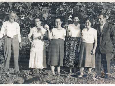 Gli anziani passavano il tempo in qualche modo. Ad esempio il nonno di Vito coltivava un frutteto in un pezzetto di terra attiguo, che rappresentava per tutti un posto di �villeggiatura�