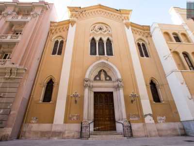 La sua facciata color sabbia emerge oggi al civico 96 e al centro di due edifici, uno dei quali � il convento dei Cappuccini, una struttura donata ai frati nel 1943 che nel 1957 fu anche sede della Curia Provinciale