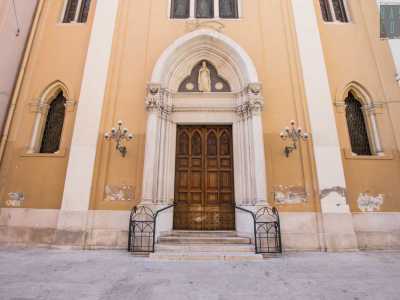 La chiesa si presenta tripartita da alte lesene in tre scomparti: in quello centrale si apre il portale d�ingresso con arco a sesto acuto, affiancato da colonne ornate da capitelli misti, su cui � poggiato l�archivolto modanato
