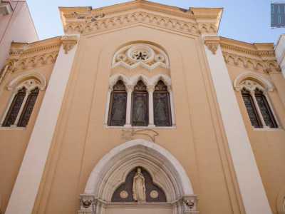 Al centro, nella lunetta trilobata, trova spazio una scultura della Madonna