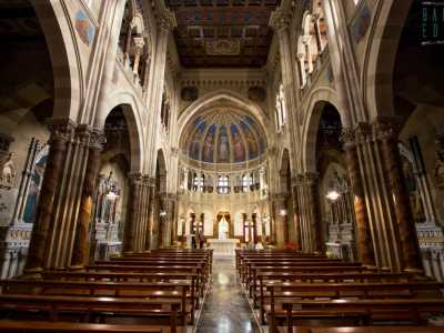 Non ci resta ora che entrare. Varcata la soglia veniamo rapiti dalla bellezza e solennit� della chiesa, in cui predominano colori caldi che avvolgono totalmente il nostro sguardo