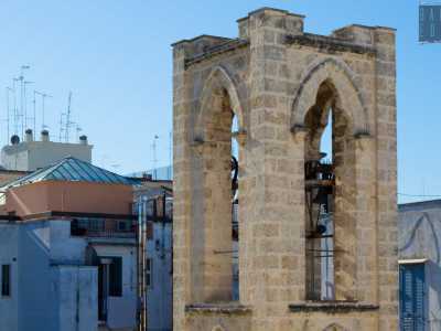 ...una torre non visibile dalla strada, ma le cui campane in ferro continuano a rintoccare ogni giorno, da quasi cento anni, a due passi dal mare