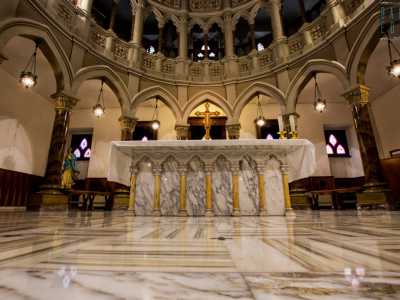 ...una lunga mensa in marmo sorretta da 18 colonnine dello stesso materiale