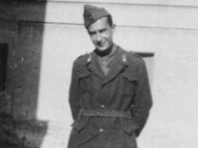 Nel 1942 venne chiamato a prestare servizio militare nella Terza squadra aerea dell�Aeronautica Militare, sul Lungomare Nazario Sauro