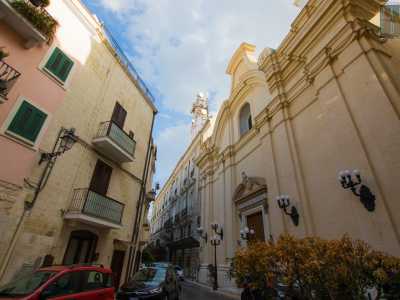 Naturalmente Moro, estremamente cristiano, non mancava di frequentare le parrocchie cittadine. In particolare era affezionato a un tempio di Bari Vecchia: San Domenico...