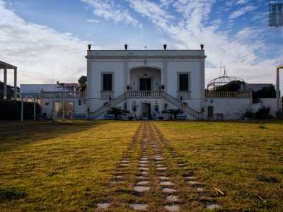 Percorriamo un vialetto che attraversa un ampio giardino e conduce dinanzi alla villa