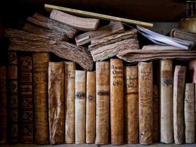 ...raccoglie un centinaio di testi antichi