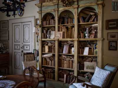 ...mentre sul lato sinistro una libreria, retta da quattro colonnine dorate...
