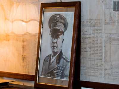 Tra queste mura Badoglio chiese senza successo una fornitura d'armi ad Alexander e Eisenhower. Una delusione per il maresciallo, il cui passaggio nella villa � oggi esaltato da un suo ritratto poggiato sul pianoforte della stanza 