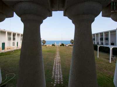 Racconti affascinanti sui quali preferiamo meditare fuori dal salone, ammirando dalla balaustra quel mare che strizza all'occhio a un autentico scrigno di storia