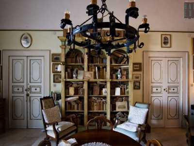 ...� sovrastato da un lampadario dotato di otto candelotti...