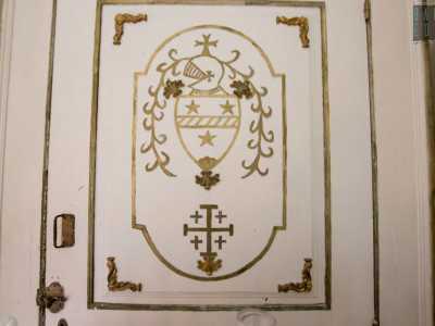 Notiamo anche delle porte laterali decorate d'oro...