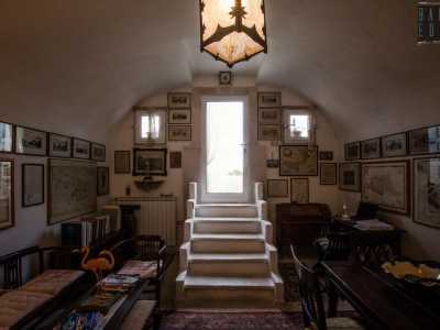 Non ci resta quindi che entrare. Al piano terra  si apre un saloncino colmo di cimeli storici