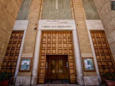 Non ci resta quindi che varcare la cancellata posta in cima alle scale bianche...