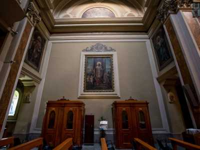A destra � posizionato invece il San Nicola di Umberto Colonna, autore della maggior parte delle tele presenti nell'edificio sacro...