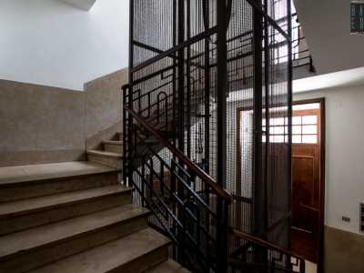 ...quella che a sorpresa conduce direttamente sulle scale del condominio di via Andrea da Bari. Tutto normale se si parla di San Ferdinando: un unico complesso che fonde preghiera, appartamenti privati e shopping sfrenato