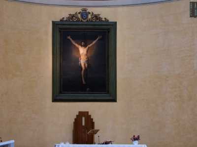 ...il dipinto seicentesco del biscegliese Cesare Fracanzano che immortala un Ges� crocifisso, ma insolitamente privo di ferite e con gli occhi alzati verso il cielo