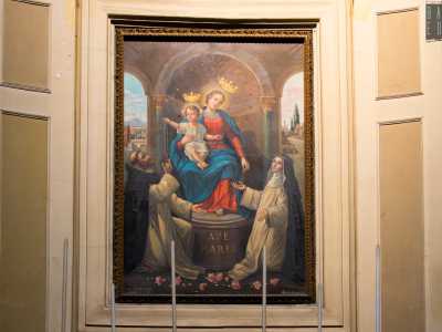 Il quadro della cappella di destra rappresenta la Madonna del Rosario
