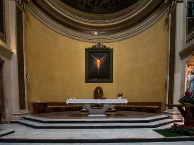 Arriviamo fino all'abside, caratterizzato da un altare e un ambone in marmo, dietro i quali si staglia un altro tesoro...