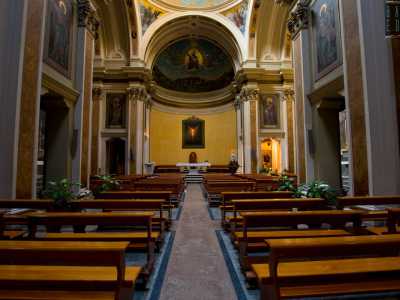 L'ambiente � contraddistinto da due campate a pianta a croce, scandite da pilastri che reggono archi a tutto sesto