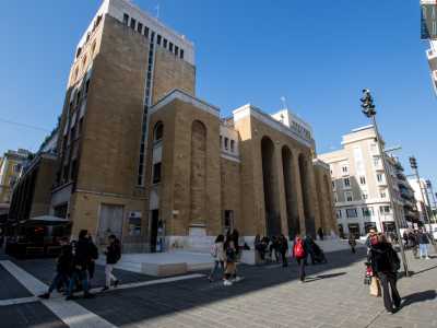 In pi� i suoi fianchi, che insistono a sinistra su via Calefati...