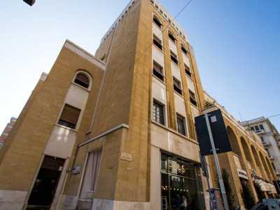 Ma la struttura � poi completata da due possenti torri laterali di cinque piani che ospitano comuni appartamenti