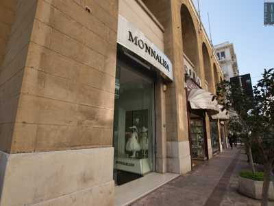 ... inglobano una sfilza di negozi: enoteche, bar, profumerie e rivendite di abbigliamento
