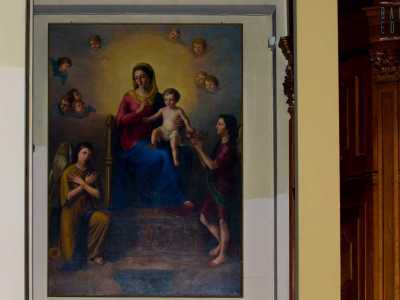 I nostri occhi fanno subito incetta di quadri. Ai lati dell'ingresso notiamo innanzitutto due opere di Nicola Zito, pittore barese dell'800: una Madonna con il bambino Ges� e due angeli da un parte...