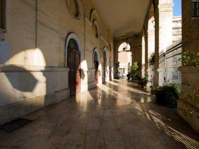 Superato un cancello nero si entra cos� nel portico...